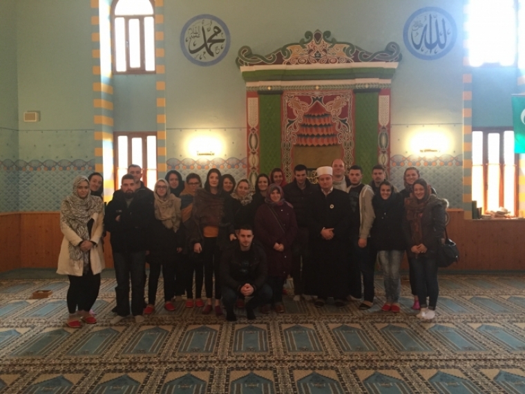 Studenti pravoslavne i katoličke vjeroispovijesti u posjeti Osman-pašinoj džamiji u Trebinju